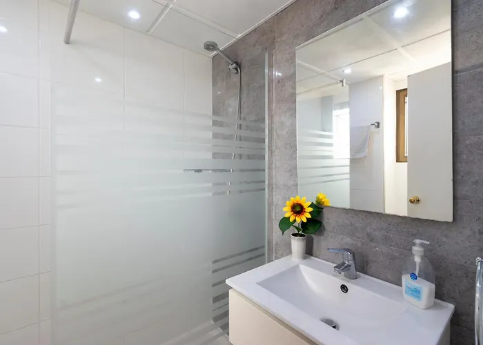 Tranquil Communal Heated Pool Apartment *