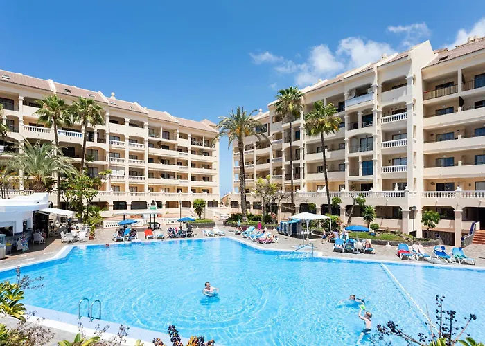 Tranquil Communal Heated Pool Apartment *