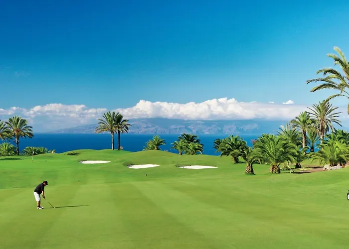 Tranquil Communal Heated Pool Apartment Los Cristianos (Tenerife)